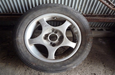 アルミホイール付きタイヤ写真